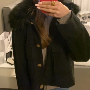 Kappa  - Säljer min fina kappa som jag har Köpt för 800kr mitt pris:500kr knappt använt kanske 3-4 gånger från Chelsea. Säljer på grund av att den kommer till för lite användning! Kan tänka mig att diskutera priset.