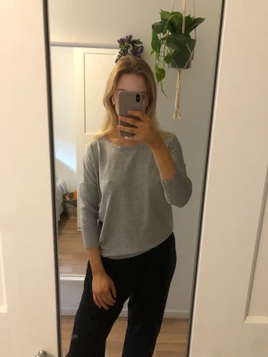 Grå tröja  - Aldrig använd 