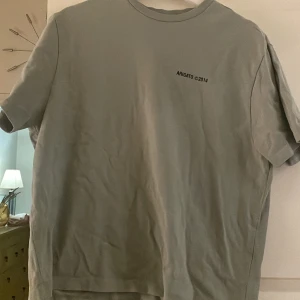 Axel arigato tshirt  - Säljer min skit balla tshirt från Axel arigato, aldig använd! Färgen är lite mer mint grön mot de mörkare hållet😍  