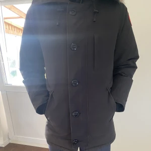 Vinterjacka  - Herr vinterjacka i toppskick, Canada Goose - Chateau parka. Storlek Xs men passar även S (som på bilderna). Pälsen tillkommer & har endast används i 2 månader, bud med rätt att neka.