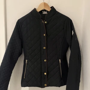 Blå höstjacka  - Blå höstjacka. Enbart användt ett par gånger.