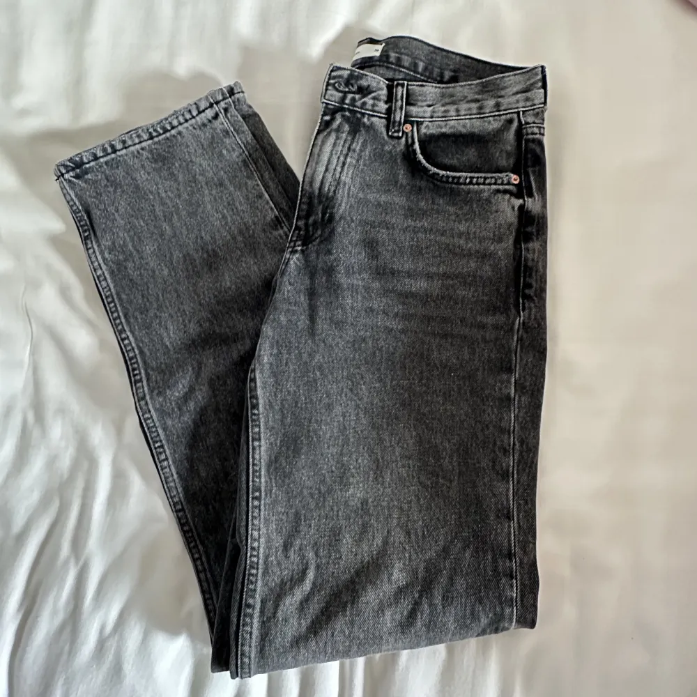 Mörkgråa jeans, lågmidjad/mellanhög midja från Gina Tricot i storlek 36. Har använts ca 3 gånger och är perfekt på mig i längden som är 168 cm💕säljer då de är för små i midjan för mig. Vid frågor är det bara att höra av dig! . Jeans & Byxor.