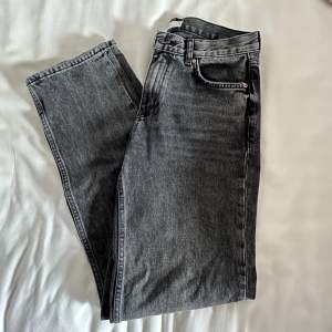 Mörkgråa jeans, lågmidjad/mellanhög midja från Gina Tricot i storlek 36. Har använts ca 3 gånger och är perfekt på mig i längden som är 168 cm💕säljer då de är för små i midjan för mig. Vid frågor är det bara att höra av dig! 