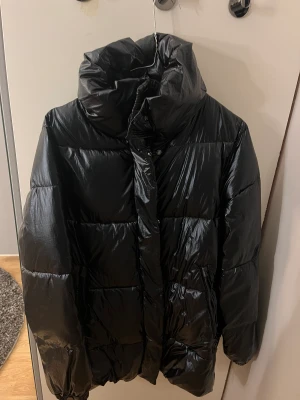 Så cool massimo dutti jacka - Säljer min superfina Massimo Dutti vinterjacka eftersom den inte riktigt kommer till användning. Nästan aldrig använd, nypris 1500. Strl XS men passar S och M också. Pris är diskuterbart vid snabb affär, tryck gärna på köp nu💓