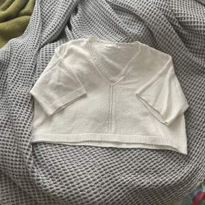 Säljer super söt croppad trekvartärmad tröja i ”handuksmaterial ish” från sellpy💓 
