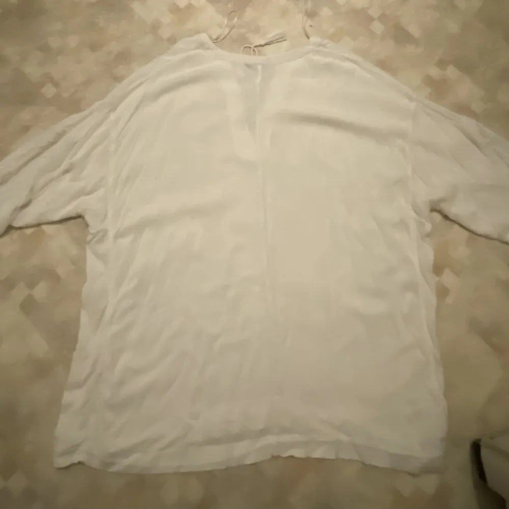 Jättegullig blus/tröja i bra skick från Kappahl som jag köpt på secondhand. Säljer då den är för stor och för då den aldrig kommer till användning. Hittar inte på deras hemsida så vet ej nypris!. Blusar.