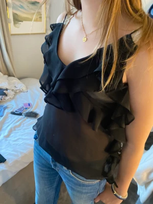 Fest  - Så fin volanger tröja använd så där mycket har sytt upp banden lite för att dom var för långa för mig 160 cm lång passar min 
