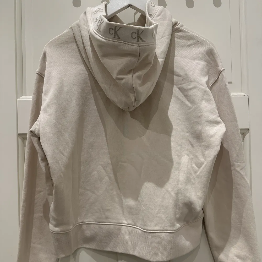 Supersöt hoodie från Calvin Klein i färgen ljusrosa/beige. Helt ny,aldrig använd, prislappen sitter kvar. Säljer pågrund av att den inte kommer till användning.  Priset går att diskuteras!. Hoodies.