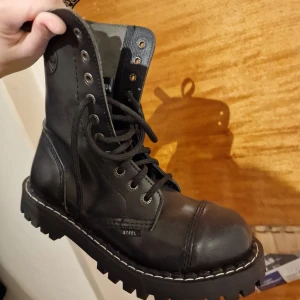 Steel kängor - Rejäla och sjukt bekväma boots från märlet steel. Perfekta för vintern!🩵 Använda två gånger, i princip nyskick! 