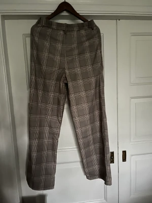 Rutiga byxor - Fina, tartanrutiga byxor. Brun/beige/svart/vit.