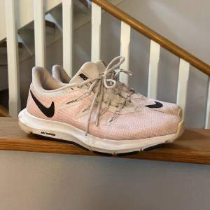 Nike spring skor i rosa 