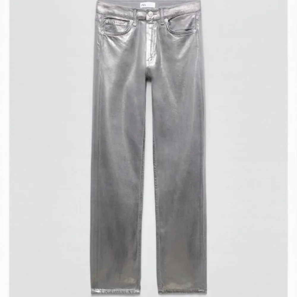 Silver jeans i storlek 32, aldrig använda med prislappen kvar. Benen är ganska långa och passar nog någon mellan 160-170 beroende på om man vill sy upp eller vika upp där nere osv. . Jeans & Byxor.