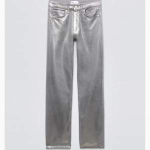 Silver jeans i storlek 32, aldrig använda med prislappen kvar. Benen är ganska långa och passar nog någon mellan 160-170 beroende på om man vill sy upp eller vika upp där nere osv. 