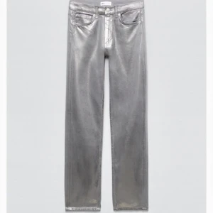 Zara silver jeans  - Silver jeans i storlek 32, aldrig använda med prislappen kvar. Benen är ganska långa och passar nog någon mellan 160-170 beroende på om man vill sy upp eller vika upp där nere osv. 