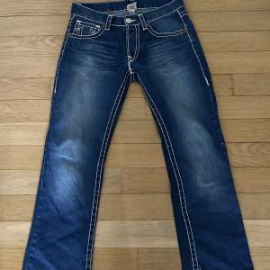 Coola true religion jeans som sitter baggy💗 jeansen är i bra skick och är i snygg färg💋 skriv om ni är intresserade 💪