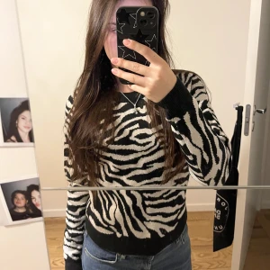 Zebra kofta 🖤🤍 - Mysig stickad tröja i zebra mönster 🖤🤍🖤🤍  Som ny! Knappt använd 