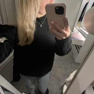 Svart långärmad tröja - Svart tröja som är randig💓 har ett litet hål vid kragen men inget som syns när man har på sig den, skriv för fler bilder!