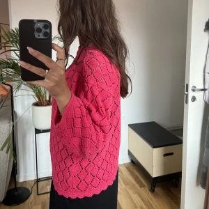 Rosa stickad tröja - En hot-pink stickad tröja i perfekt modell! Tror den är hemmastickad.
