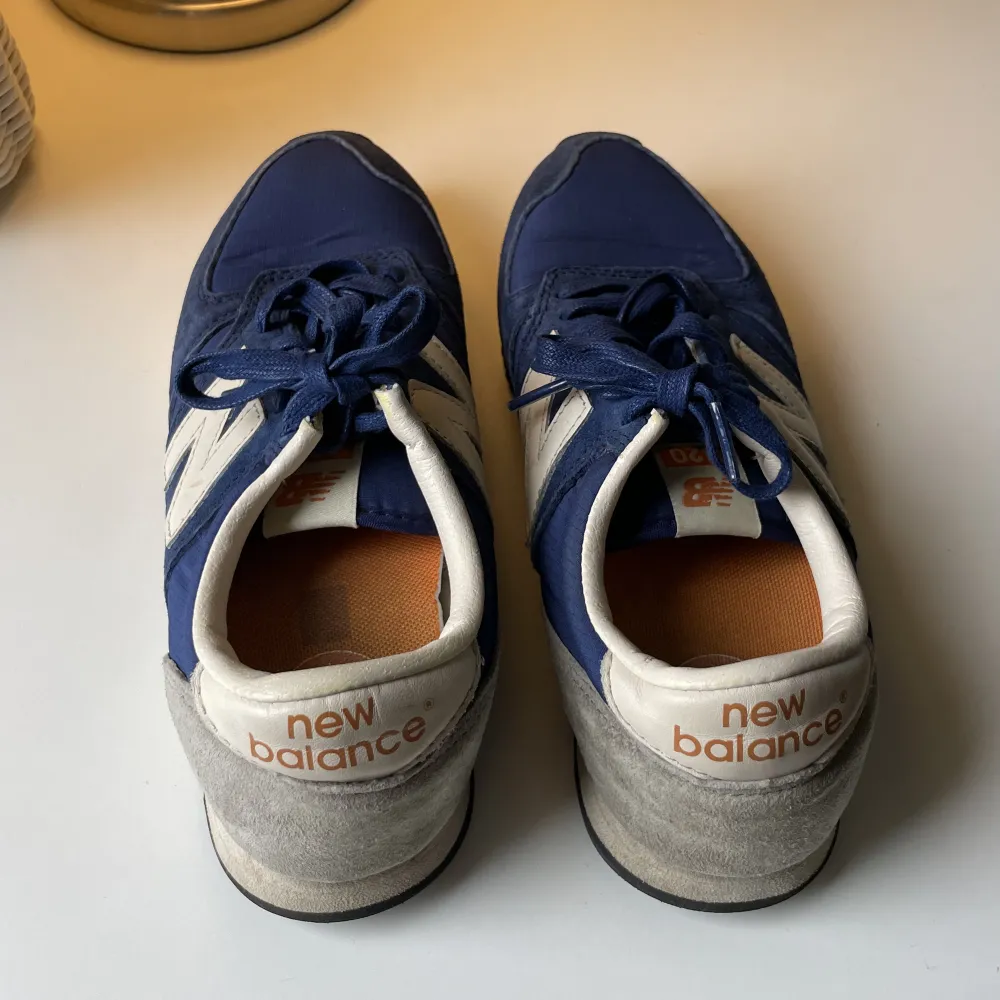 Säljer dessa mörkblå New Balance skorna då de är för små för mig. Jättecoola så blev besviken när de inte passade! Det är storlek 37 men känns snarare som 36. Jag brukar ha 38 och de satt riktigt tajt men gick att få på☺️💙. Skor.