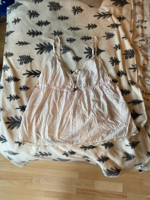 Odd Molly linne  - Odd Molly linne  Rosa  Fint skick  Storlek 3 vilket motsvarar L  Justerbara band  Skriv vid frågor eller fler bilder <3