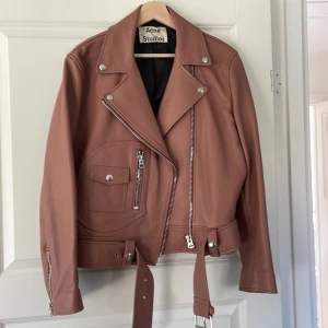 Acne skinnjacka stl 34, mycket fint skick  - Beige( rust orange) skinnjacka från acne studios model new Merlin stl 34. Oversized passar 34-36. Knappt använd, 