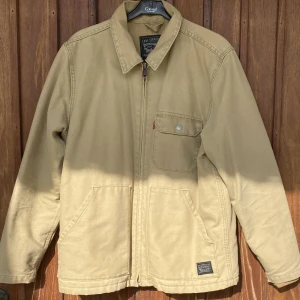 Levis Waller Work Jacka - Knappt använd jacka från Levi’s, Den är köpt 2019 på Carlings och litet slitage på plagget kom med Jackan.