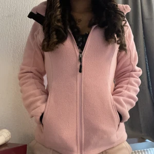 Rosa flis  - Jätte fin rosa flis kofta i ljus rosa  Är varm och skulle kunna användas som jacka  Nyskick knappt använd 
