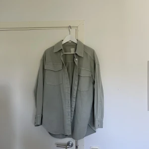 Jeansjacka/overshirt - Säljer denna superfina mintgröna overshirt/jeansjacka från Hm, använd ett få tal gånger, säljer då den tyvärr inte kommit till användning 
