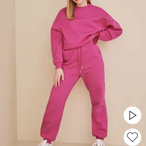 Rosa mjukissett - Rosa mjukissett. Båda delarna ingår. Både tröjan och byxan är i XS men de är oversize. Köparen står för frakten❣️