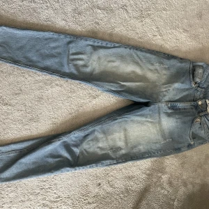 Ljusblå jeans - Mom slim jeans. Står 34 i men känns som 36.