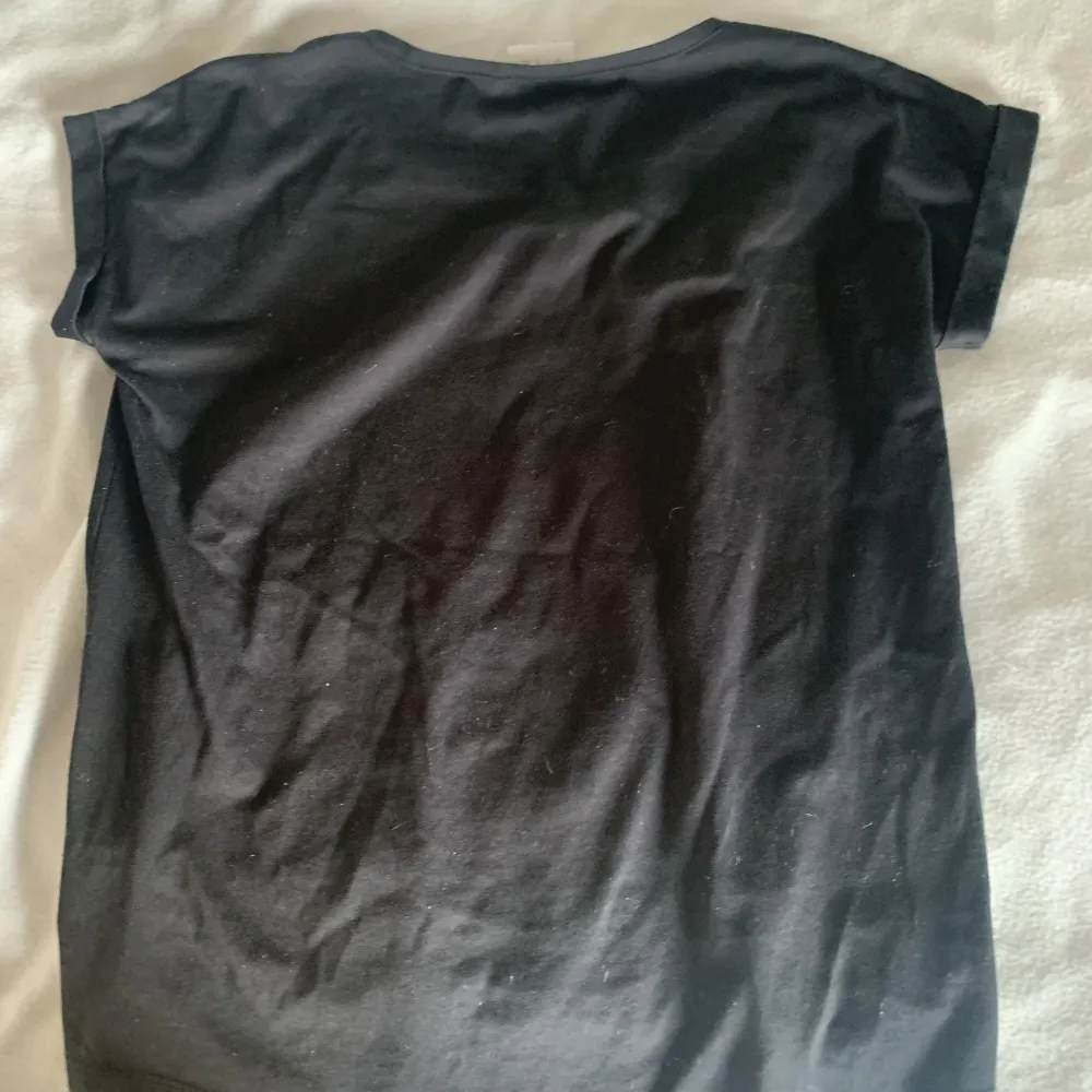 Säljer denna vanliga svarta t shirten i bra skick. T-shirts.