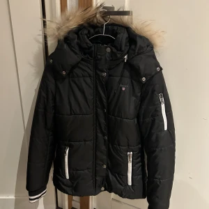 Gant jacka - Säljer en gant vinterjacka som är sparsamt använd. Om det är många intresserade startar jag budgivning! Hör av er för fler bilder  (Priset går att diskutera)
