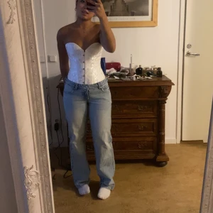 Vit korsett  - Säljer denna vit korsetten då jag aldrig använt den. 