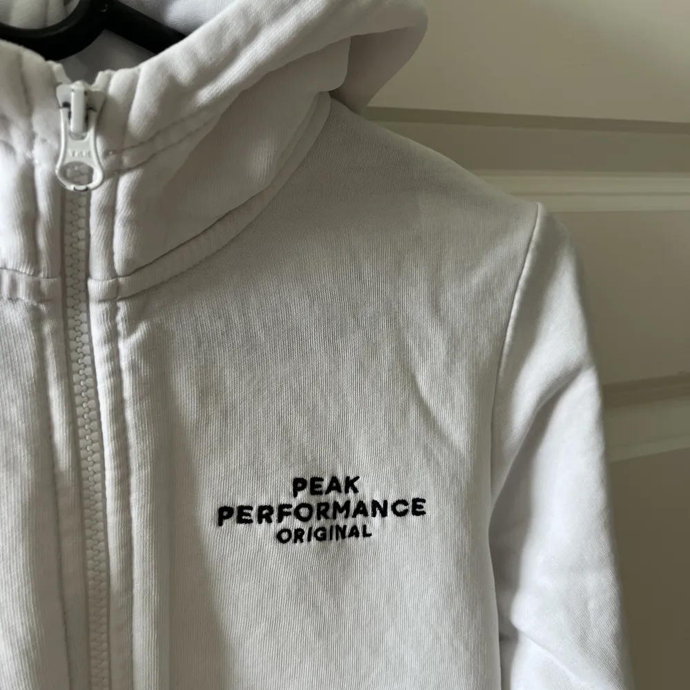 Peak performance kofta från Kidsbrandstore. Är i bra skick , dock har den en liten fläck (se bild 3). Säljes då den är för liten.. Hoodies.