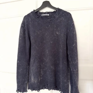 Acne studios stickad tröja - En as fet stickad acne studios tröja. Den är typ limiter edition eller något, inte helt säker men nåt sånt. Priset kan diskuteras. Det finns ingen storlek i den men uppskattar till L men funkar även fint som M