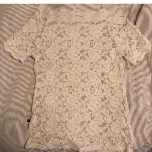 Spets topp - Söt spets topp i stretchigt material i använt skit, Ingen storleks lapp men är runt en s/m  Skriv vid funderingar😇