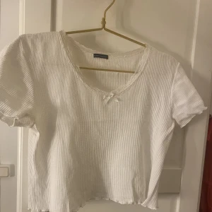 Vit topp - Söt vit topp från brandy melville, one size men skulle nog säga xs🙌🏼hör av er vid frågor