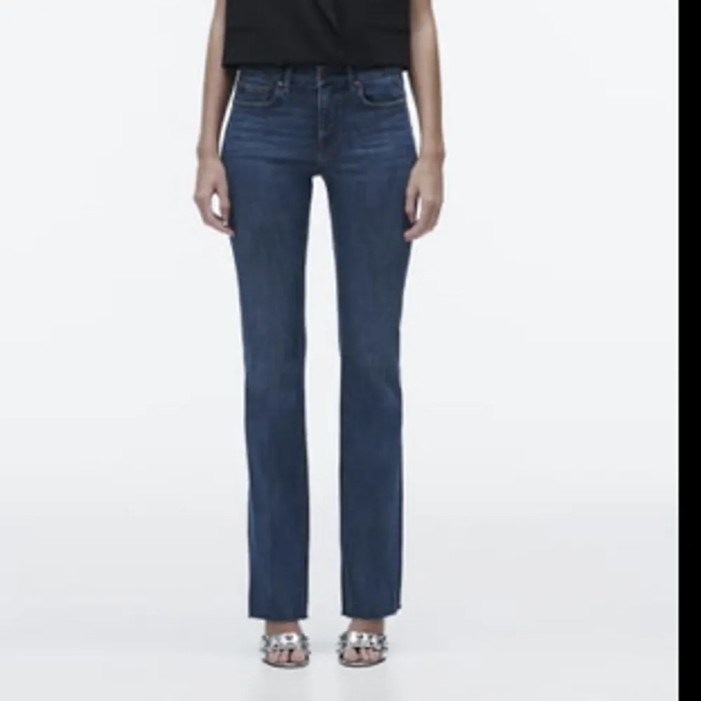 Säljer dessa superfina lågmidjade jeans från zara, bootcut! Stl 38, långa i benen! Som nya har använt 2 ggr pga tycker dom är lite för korta för mig så kommer ej till användning. Frakt tillkommer, ingår inte i priset:)). Jeans & Byxor.