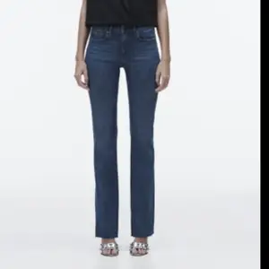 Säljer dessa superfina lågmidjade jeans från zara, bootcut! Stl 38, långa i benen! Som nya har använt 2 ggr pga tycker dom är lite för korta för mig så kommer ej till användning. Frakt tillkommer, ingår inte i priset:))
