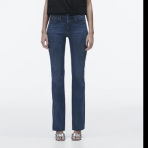 Lågmidjade jeans zara - Säljer dessa superfina lågmidjade jeans från zara, bootcut! Stl 38, långa i benen! Som nya har använt 2 ggr pga tycker dom är lite för korta för mig så kommer ej till användning. Frakt tillkommer, ingår inte i priset:))