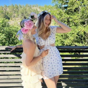 Klänning - Säljer denna sjukt söta blommiga klänningen från H&M. Använd sparsamt så i superfint skick!🫶🏼