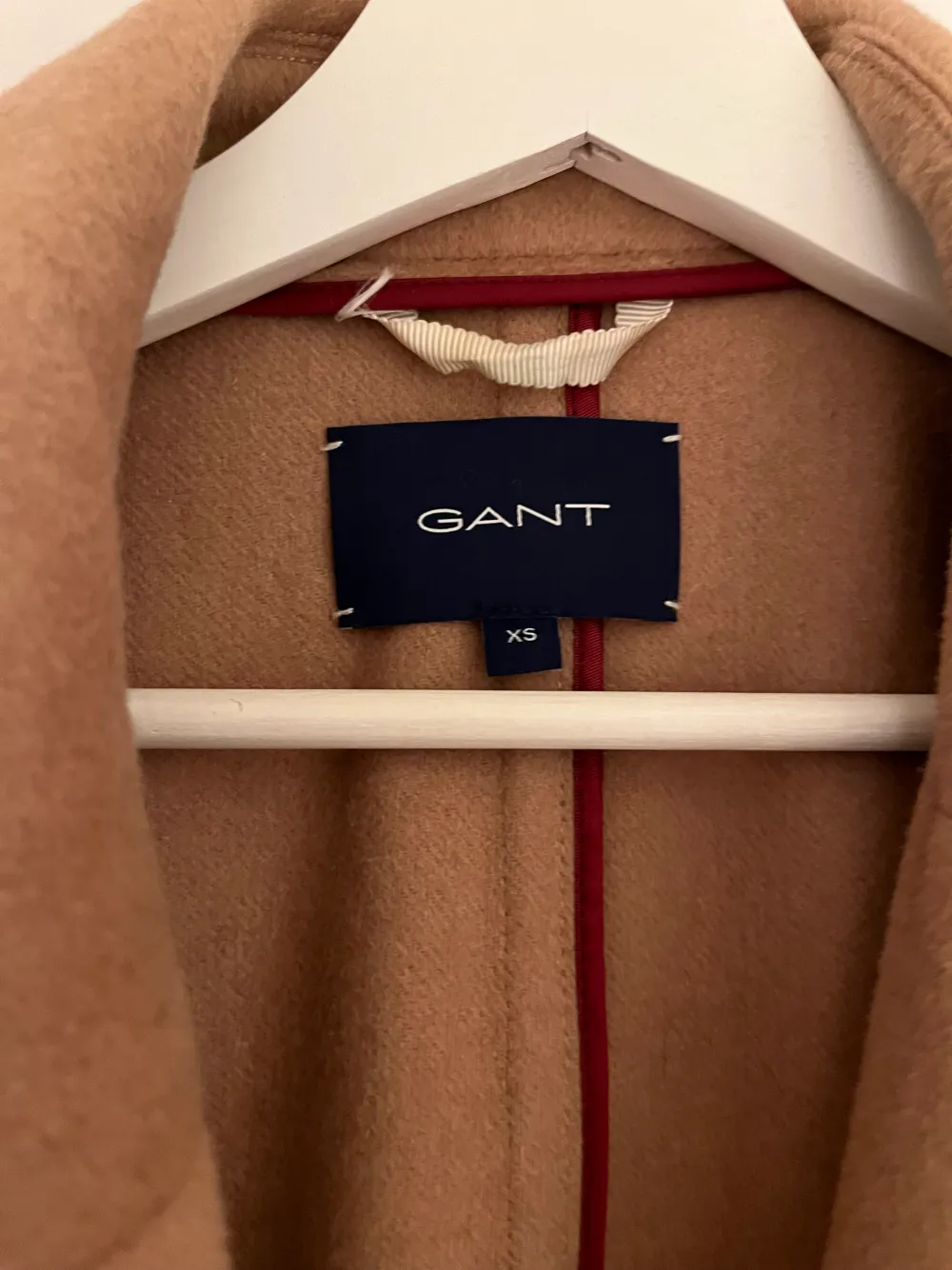 Fin kappa från Gant i storlek XS. Kappan är som ny och använd Max 5 gånger. . Jackor.