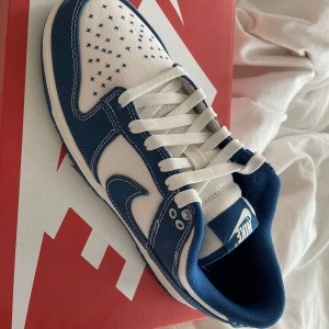 Nike dunk low industrial blue - Tja! Säljer dessa Nike dunk low industrial blue🔵 De är aldrig använda och är skick 10/10. De är köpta på footlocker och jag har kvitto. De är i storlek 41 och är stilrena och snygga🔥