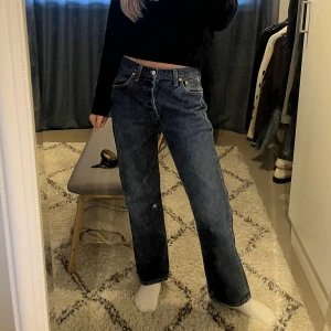 Levis 501 - Vintage Levis 501.  Så snygga lite vintage vibe. Har ett litet hål på ena benet som jag dock bara tycker är snyggt!  Dessa är SMÅ! i storleken. Har vanligtvis ca strlk 26. Passar både herr och dam! 