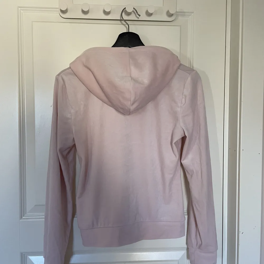 Zip-up hoodie i ljusrosa sammet💕  Lik juicy couture tröjorna✨  Storlek XS skulle säga att den är true to size✨ . Hoodies.