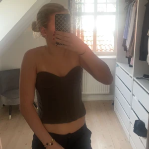 Korsett topp - En jättefin korsett topp från Zara som tyvärr inte kommer till användning, den är i jättebra skick utan några defekter💕💕