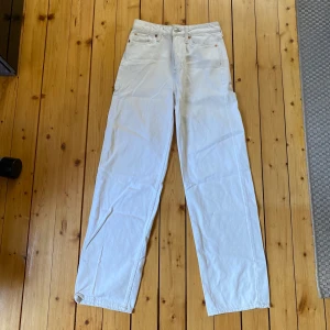 Högmidjade jeans - Högmidjade jeans från H&M. Stl 34