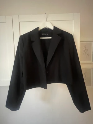 Kavaj Ginatricot - Croppad kavaj/blazer från ginatricot. Nyskick! Normal/något liten i storlek.