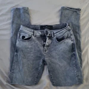 Jeans - Har använt 1 gång, men de är i jätte bra sikt. SKIT snygga😍
