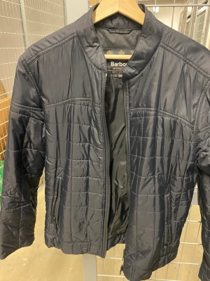 Vår höstjacka barbour - Knappt använd vår/höstjacka från barbour, mörkblå i gärgen. Stl L men är nog mer en M